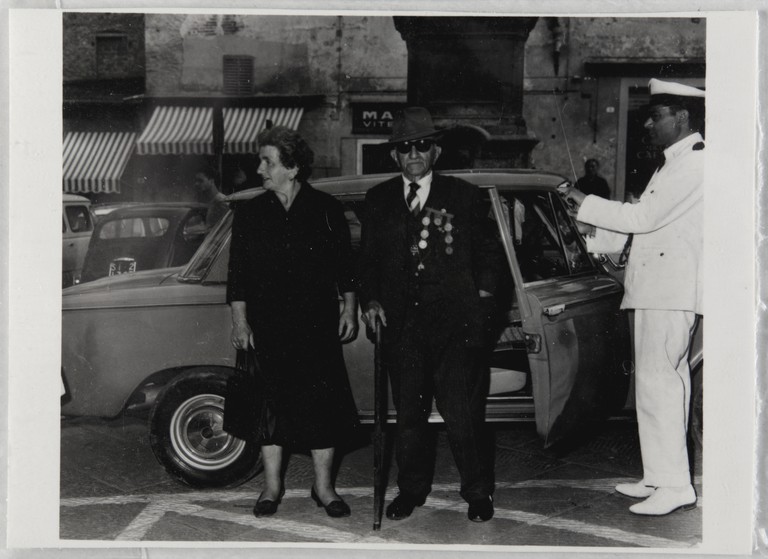Poggibonsi, 18-19 luglio 1964, XX° anniversario della liberazione e conferimento ad Alcide Cervi della cittadinanza onoraria. Alcide Cervi accompagnato dalla figlia Diomira